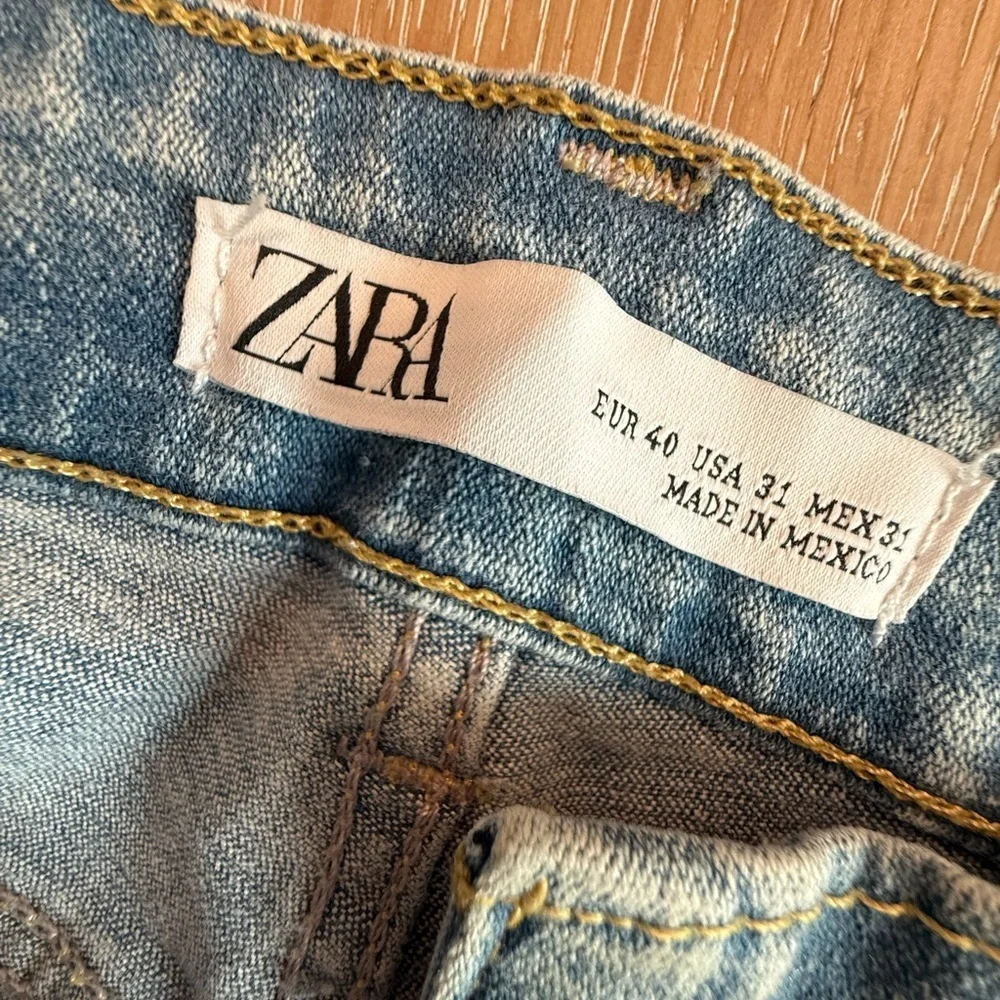 Zara Distressed High Rise Jeans Size 31 Light Wash Ripped Denim Trendy